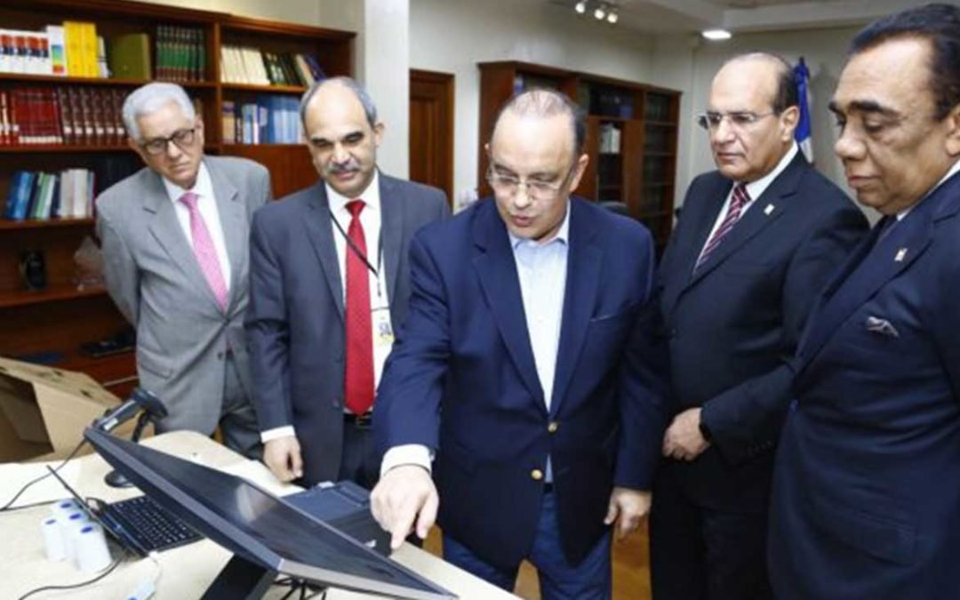 Pleno JCE realiza demostración de Voto Automatizado al presidente del PRSC