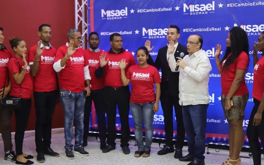 Quique Antún juramenta en el PRSC decenas de jóvenes evangélicos del DN