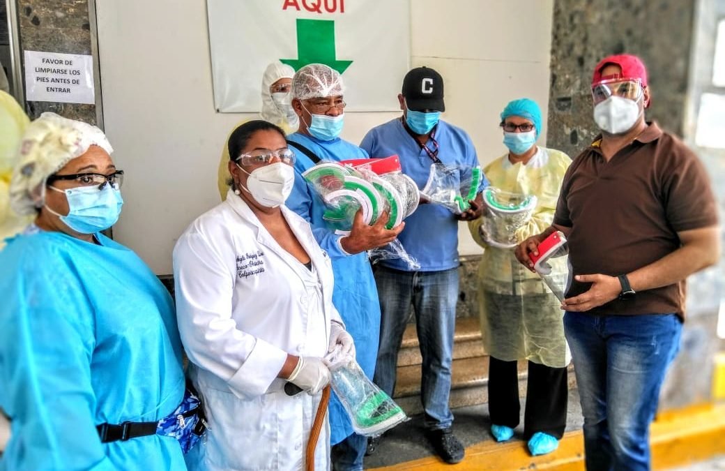 Dionisio Santana dona mascarillas especiales al personal médico y auxiliares hospital de Ocoa